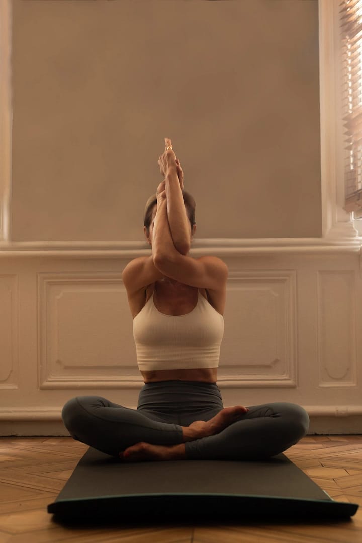 Christine d’Angelin pratiquant le yoga dans son espace à Lyon 6